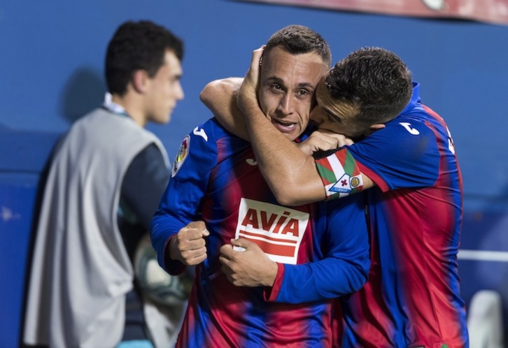 Escalante abraza a Orellana después de que el chileno anotara el 2-1. (Juanan RUIZ/FOKU)