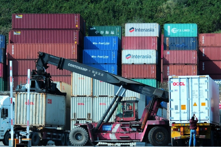 Movimiento de contenedores en el puerto de Qingdao, importante punto de exportación e importación de China. (AFP) 