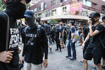 Manifestantes han cubierto sus caras con máscaras. (Anthony WALLACE /AFP) 