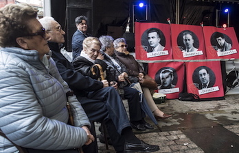 Familiares de los jugadores y dirigentes rojillos represaliados han recibido el homenaje de Sadar Bizirik (Jagoba MANTEROLA/FOKU)