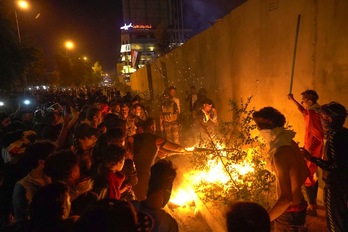 Manifestantes frente al consulado iraní de Kerbala. (Mohammed SAWAF-AFP)