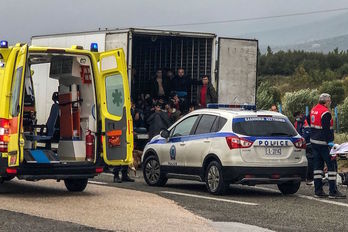 Servicios de emergencia atienden a los migrantes hallados hoy en un camión frigorífico en Grecia. (Stavros KARITIDIS/AFP)