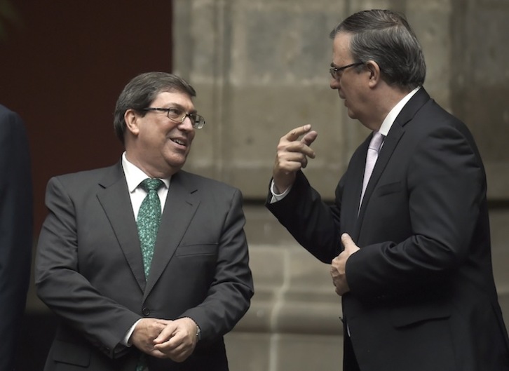 Bruno Rodríguez conversa con su homólogo mexicano, Marcelo Ebrard. (Alfredo ESTRELLA/ AFP) 