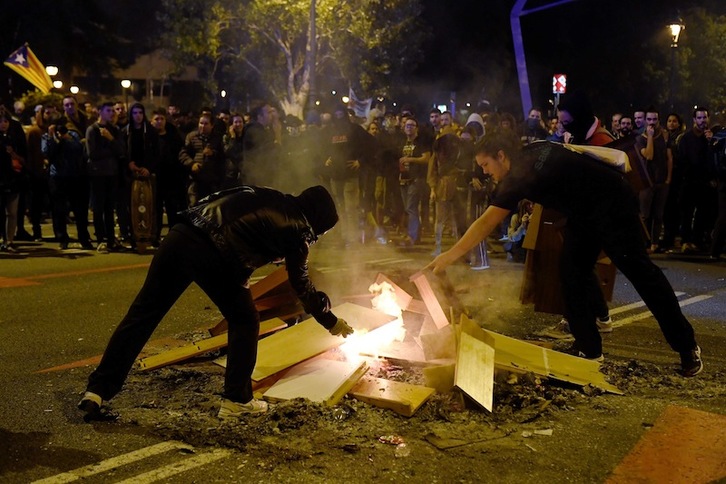 Fotos del Rey se quemaron en la Diagonal hasta bien entrada la noche. (Josep LAGO | AFP)