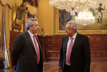 El presidente electo de Argentina, Alberto Fernández, con el mandatario mexicano, Andrés Manuel López Obrador, en el Palacio Nacional de Ciudad de México. (AFP)