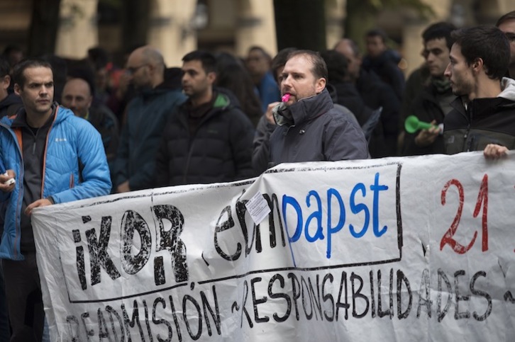 Gipuzkoako Aldundiaren aurrean langileek egin duten mobilizazioko irudia. (Juan Carlos RUIZ / FOKU)