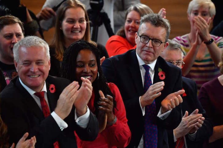 Tom Watson, a la derecha, aplaude el lanzamiento de la campaña laborista por parte de Jeremy Corbyn. (Ben STANSALLAFP)