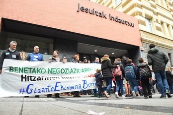 Concentración, esta mañana, ante el colegio de Jesuitas de Indautxu. (FOKU)