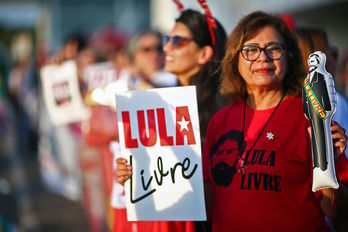 Seguidores de Lula este jueves frente a la Corte Suprema de Brasil piden la libertad del expresidente. (Sergio LIMA/AFP)