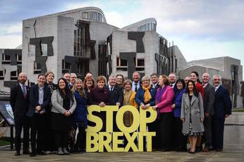 La ministra principal de Escocia, Nicola Sturgeon, con líderes del SNP en el arranque de campaña. (Andy BUCHANAN/AFP)