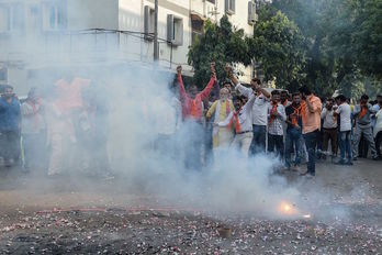 Fieles hindúes festejan la sentencia del Tribunal Supremo pese a los llamamientos a no celebrar un veredicto favorable para evitar más tensión con la comunidad musulamana. (Sam Panthaky/AFP)