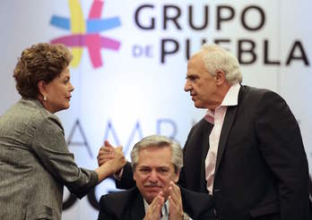 La expresidenta brasileña Dilma Rousseff estrecha la mano del expresidente colombiano Ernesto Samper en presencia del presidente electo de Argentina, Alberto Fernández, en la apertura del Grupo de Puebla. (Alejandro PAGNI/AFP)