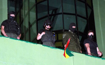 Policías amotinados contra el presidente Evo Morales en Santa Cruz. (Daniel WALKER/AFP)