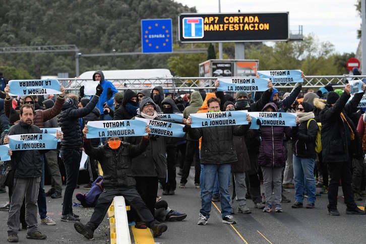 Tsunami Democràtic, en el corte de la frontera de La Jonquera. (Lluis GENE / AFP)