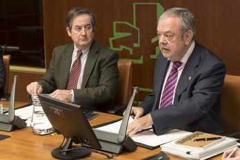 Pedro Azpiazu, consejero de Hacienda de Lakua, durante la comparecencia de hoy. (Juanan RUIZ / FOKU)