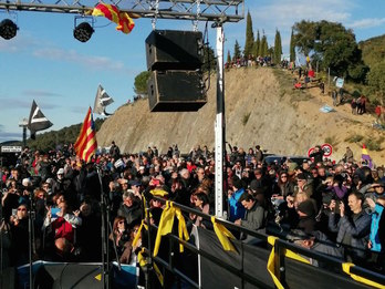 Vista desde el escenario instalado en la autopista AP-7 tras la actuación de Llach. (TSUNAMI DEMOCRÀTIC)