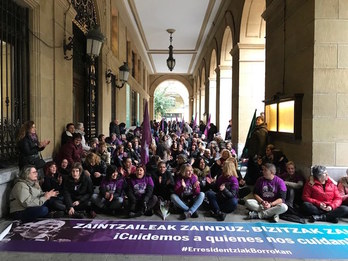 Protesta que han realizado hoy las huelguistas ante la Diputación de Gipuzkoa. (ELA)