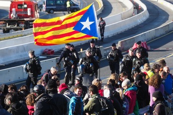 Manifestantes en La Jonquera, al inicio del bloqueo. (Raymond ROIG | AFP)