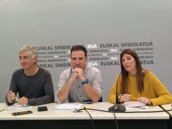 Mikel Noval, Mitxel Lakuntza eta Mireia Landaluze, txostenaren aurkezpenean (ELA)