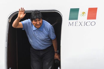 Evo Morales se dispone a bajar del avión que le ha llevado hasta México. (PEDRO PARDO / AFP)