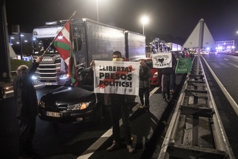 Símbolos catalanes y vascos, en la protesta de la muga de Behobia del martes noche. (Jon URBE | FOKU)