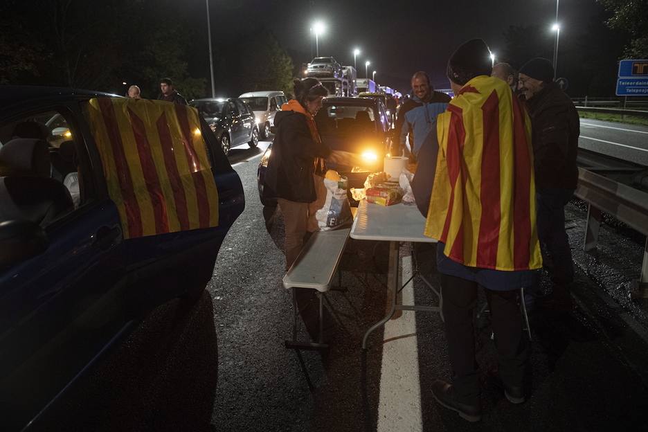 Hora de cenar en el Tsunami vasco, a la altura de Oiartzun. (Jon URBE / FOKU)