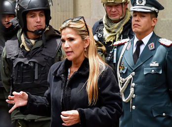 Jeanine Áñez se dirige a un grupo de policías. (AIZAR RALDES / AFP) 