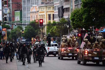 Militares en las calles de La Paz. (Ronaldo SCHEMIDT/AFP)
