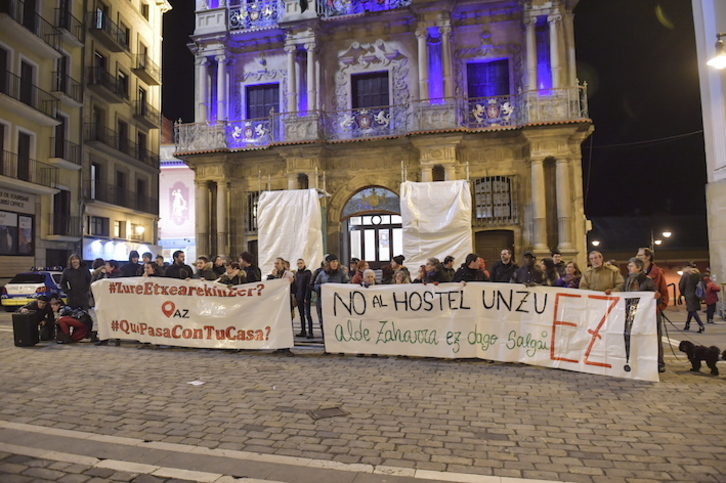 Concentración en la Plaza del Ayuntamiento convocada por AZ Ekimena.(Idoia ZABALETA/FOKU)