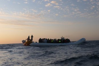 La lancha sobre la que viajaban 94 migrantes. (@SOSMedFrance)