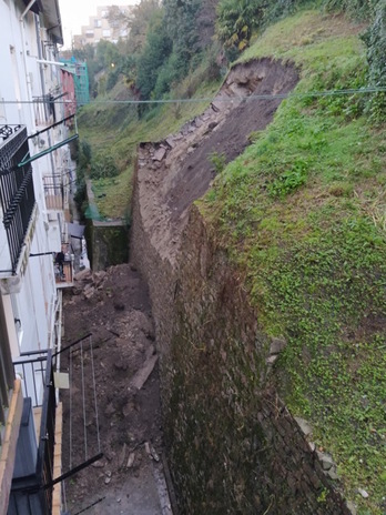 El derrumbe se ha producido en la trasera de las casas de Lizarriturri, en el Antiguo. (NAIZ)