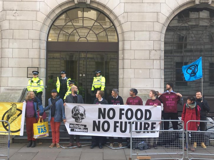 400 personas de distintos puntos del planeta se han sumado a una huelga de hambre «contra la inacción política ante la crisis climática». (Extinction Rebellion)