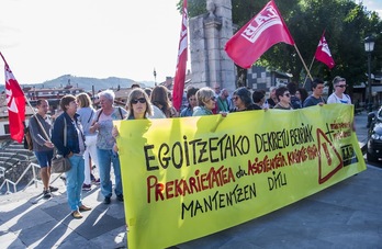 Movilización de LAB ante la Casa de Juntas de Gernika contra el decreto de residencias. (Luis JAUREGIALTZO| FOKU)