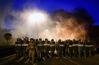 Uniformados en las calles de Sacaba. (Ronaldo SCHEMIDT / AFP)