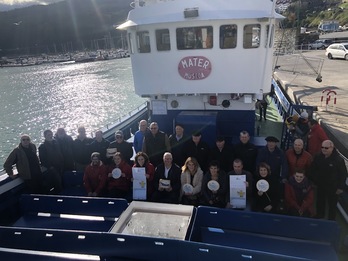 Asistentes al acto posan en la cubierta del Barco Museo Ecoactivo Mater.