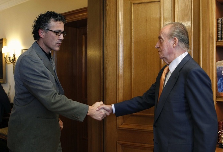 Xabier Mikel Errekondo y Juan Carlos de Borbón, en la reunión de 2011. (Angel DIAZ | AFP)