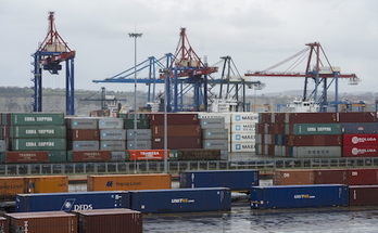 Trabajos de estiba en el puerto de Bilbo. (Luis JAUREGIALTZO/FOKU)