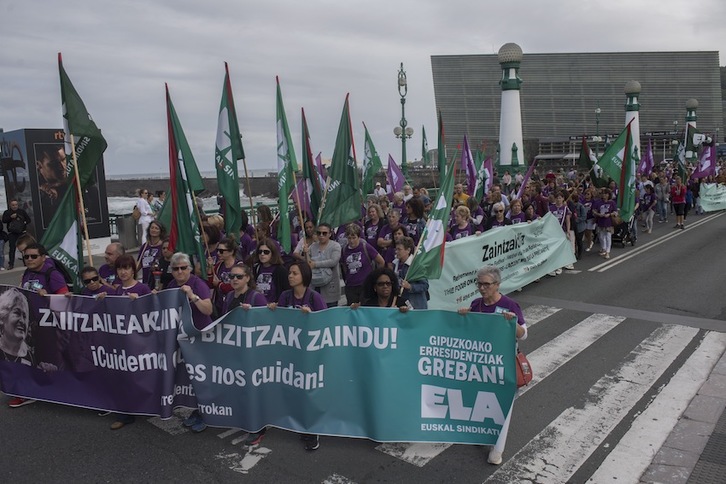 Una de las manifestaciones que han realizado en Donostia las trabajadoras de residencias. (Juan Carlos RUIZ | FOKU)