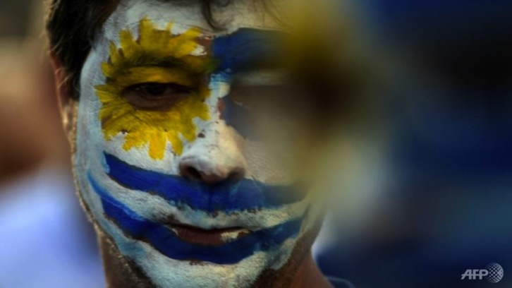 Argentinak ezkerrera jo ondoren, Uruguaik eskuinera jo dezake biharko bozetan. (AFP)