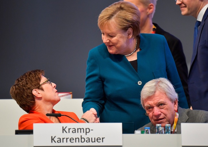 Angela Merkel saluda a Annegret Kramp-Karrenbauer. (Tobias SCHWARZ | AFP)