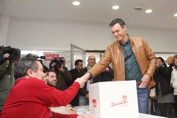 El secretario general del PSOE, Pedro Sánchez deposita su voto en su agrupación. (PSOE)