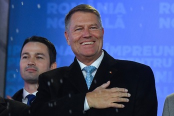 Iohannis, en la sede de su partido tras el cierre de los colegios electorales. (Daniel MIHAILESCU | AFP) 