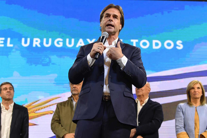 Luis Lacalle, candidato de la derecha, se dirige a sus seguidores durante la noche electoral. (PABLO PORCIUNCULA / AFP)