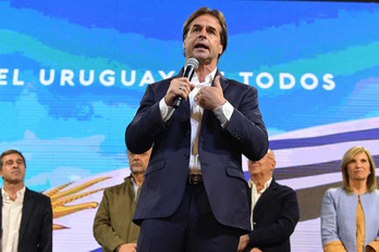 Luis Lacalle, candidato de la derecha, se dirige a sus seguidores durante la noche electoral. (PABLO PORCIUNCULA / AFP)