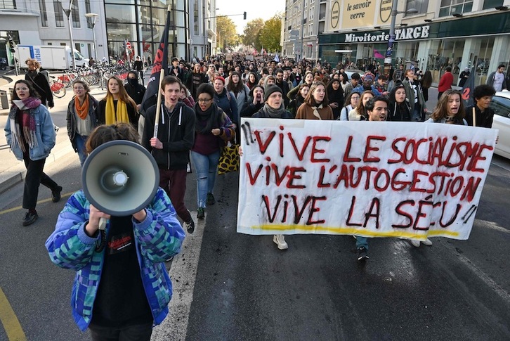 Protesta en Lyon tras la acción del primer estudiante. (Philippe DESMAZES | AFP)