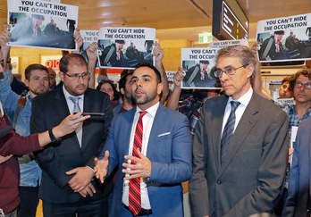 El director de HRW en Israel, Omar Shakir, fue despedido por activistas de derechos humanos en el aeropuerto. (Jack GUEZ/AFP)