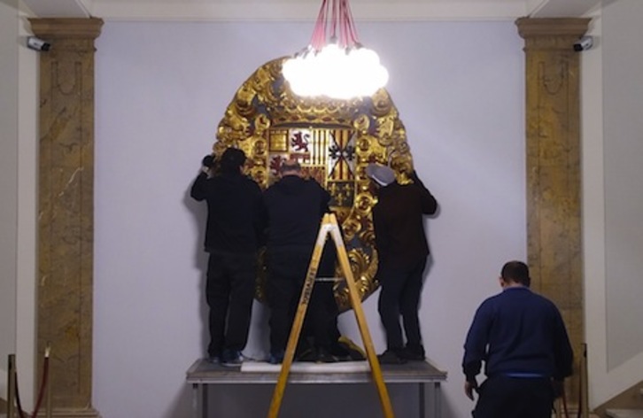 Momento de la colocación del escudo borbónico en el zaguán del Ayuntamiento de Iruñea. (EH BILDU)