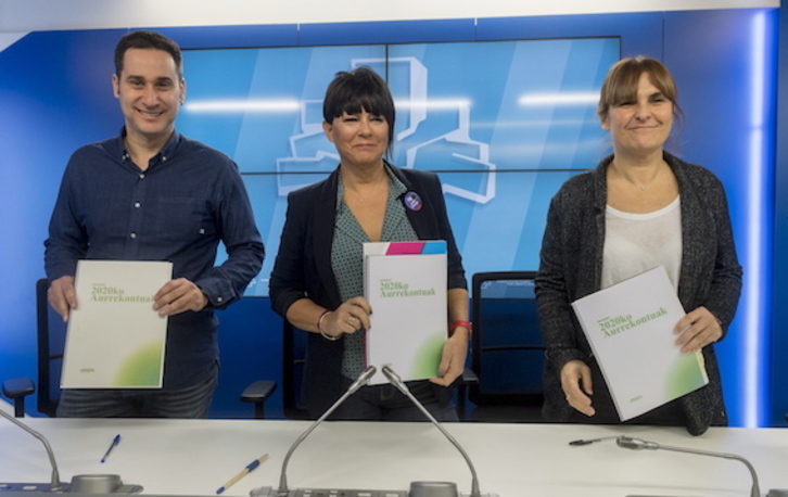 Iker Casanova, Maddalen Iriarte y Nerea Kortajarena han presentado las propuestas de EH Bildu. (Juanan RUIZ/FOIKU)