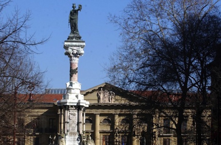 El monumento a los Fueros terminó de ser construido en 1903.