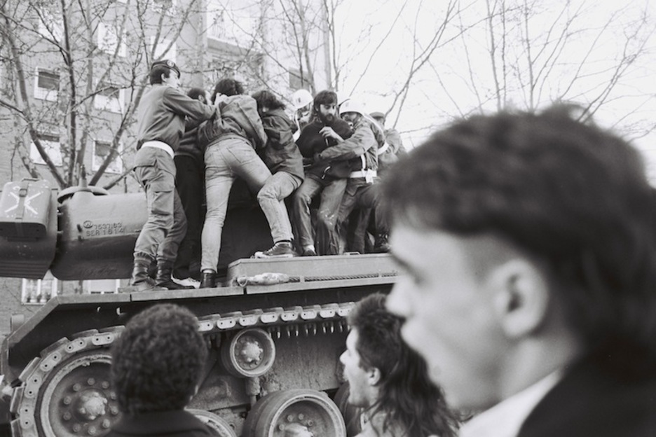 Intsumituen protesta Gasteizen, Armadako tanke baten gainean. (Luis ZIARRUSTA)